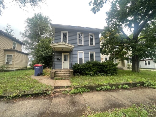 property at 621 Livingston Ave NE