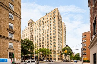 697 W West End Ave in New York, NY - Building Photo