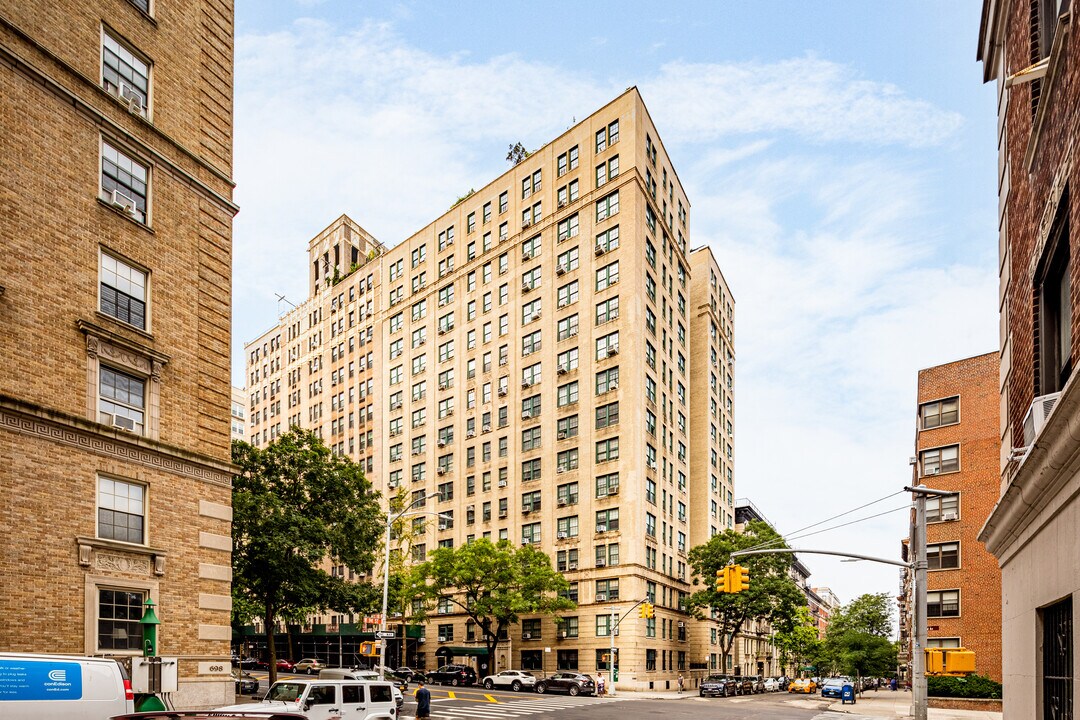 697 W West End Ave in New York, NY - Building Photo