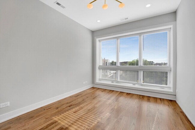 2350 S Leavitt St in Chicago, IL - Building Photo - Building Photo