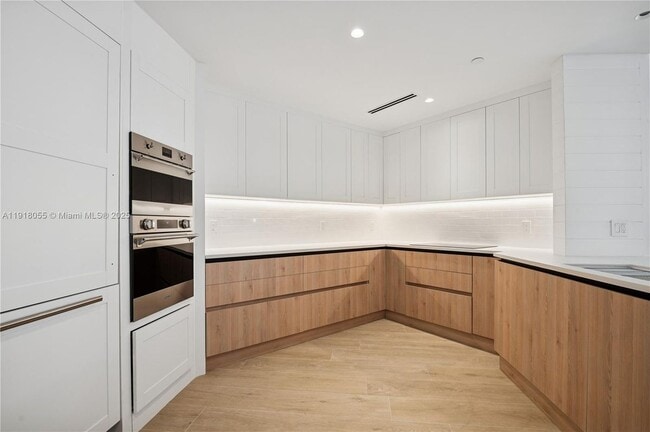 705 Crandon Blvd in Key Biscayne, FL - Building Photo - Building Photo