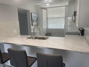 1721 Whitehall Dr in Davie, FL - Foto de edificio - Building Photo