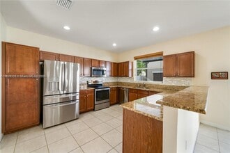 16946 SW 90th Terrace in Miami, FL - Foto de edificio - Building Photo