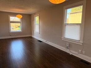 7094 NE 8th Ave in Portland, OR - Foto de edificio - Building Photo