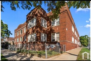 610 E 74th St in Chicago, IL - Building Photo