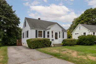 45 Longfellow Dr in Cape Elizabeth, ME - Building Photo