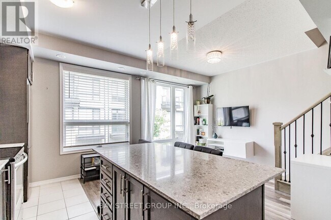 32 Fieldway Rd in Toronto, ON - Building Photo - Building Photo