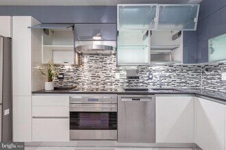 5902 Mt Eagle Dr, Unit 809 in Alexandria, VA - Foto de edificio - Building Photo