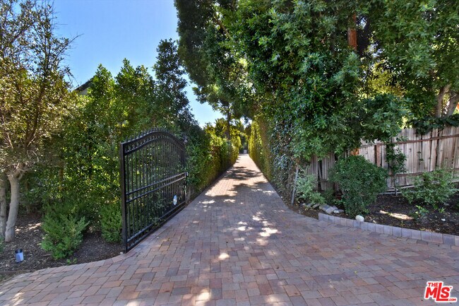 4678 White Oak Ave in Los Angeles, CA - Building Photo - Building Photo