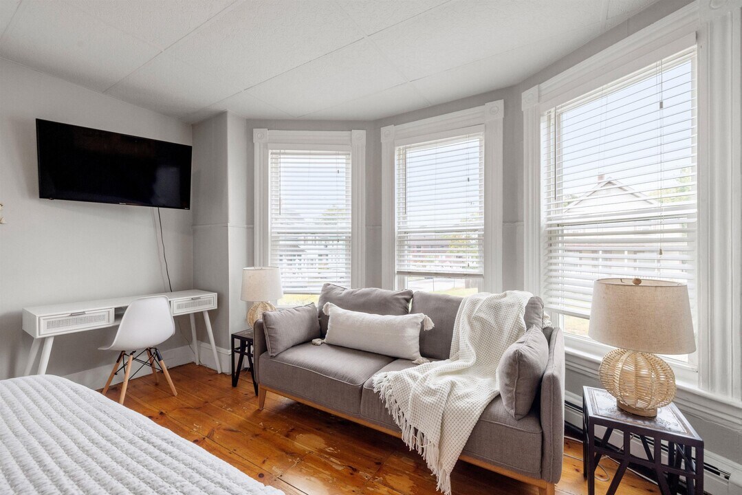 792 Grove St in Manchester, NH - Building Photo