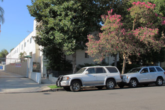 18606 Collins St in Tarzana, CA - Building Photo - Building Photo