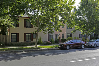 Manatee Gardens in Sacramento, CA - Building Photo - Building Photo