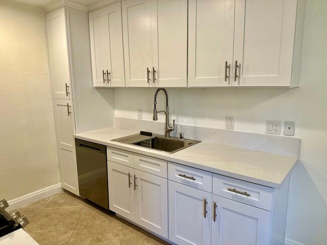 1001 W Stevens Ave, Unit #323 in Santa Ana, CA - Foto de edificio - Building Photo