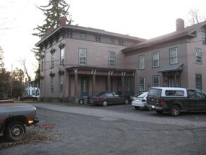 72 College St in Clinton, NY - Foto de edificio - Building Photo