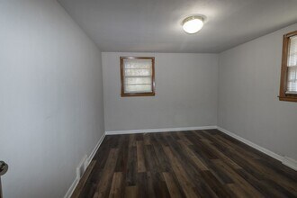 1403 Lowe St in Columbia, MO - Foto de edificio - Building Photo