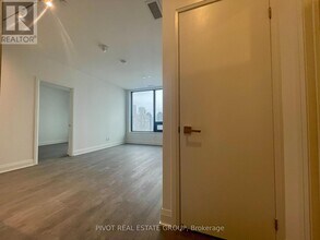 2 Erskine Rd in Mississauga, ON - Building Photo - Building Photo