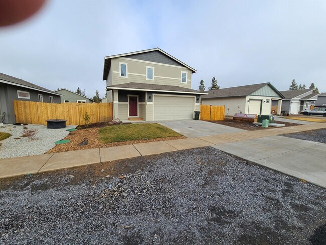 16440 Bassett Rd in La Pine, OR - Building Photo - Building Photo