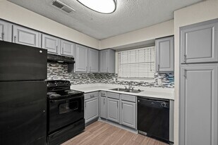 Blakely Apartments in Arlington, TX - Building Photo