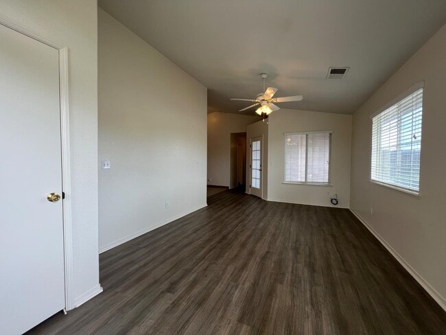 995 Vineyard Way in Kingsburg, CA - Building Photo - Building Photo