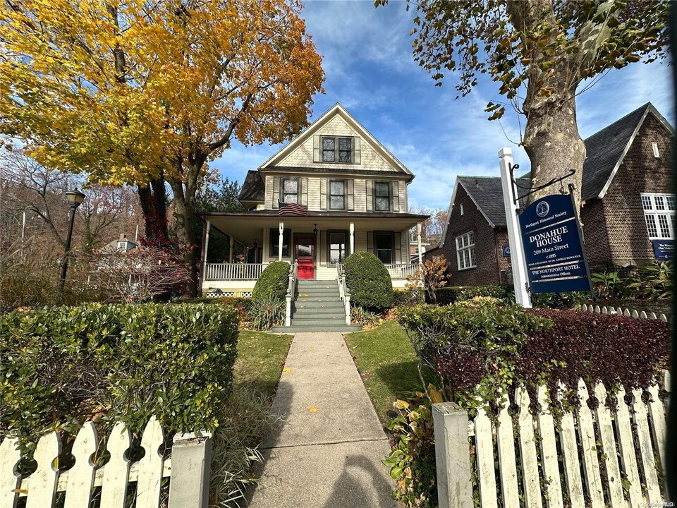 209 Main St-Unit -Rear in Northport, NY - Building Photo