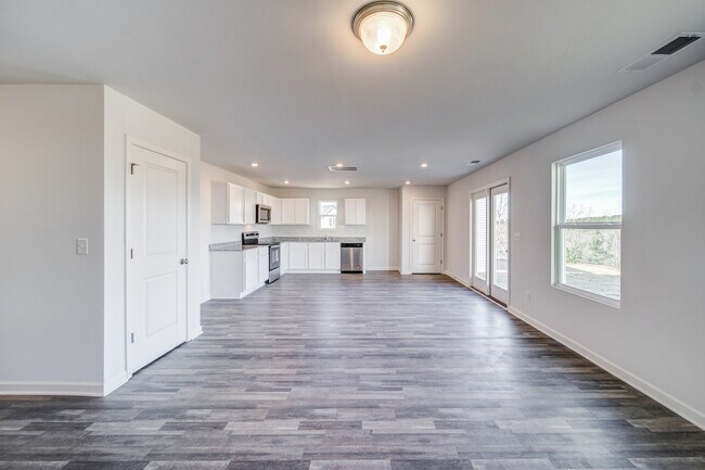 300 Coverly Ct in Kingston, GA - Building Photo - Building Photo