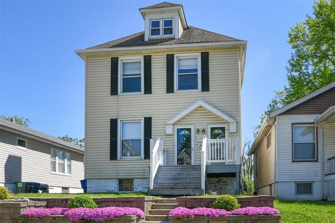 6812 W Park Ave in St. Louis, MO - Building Photo