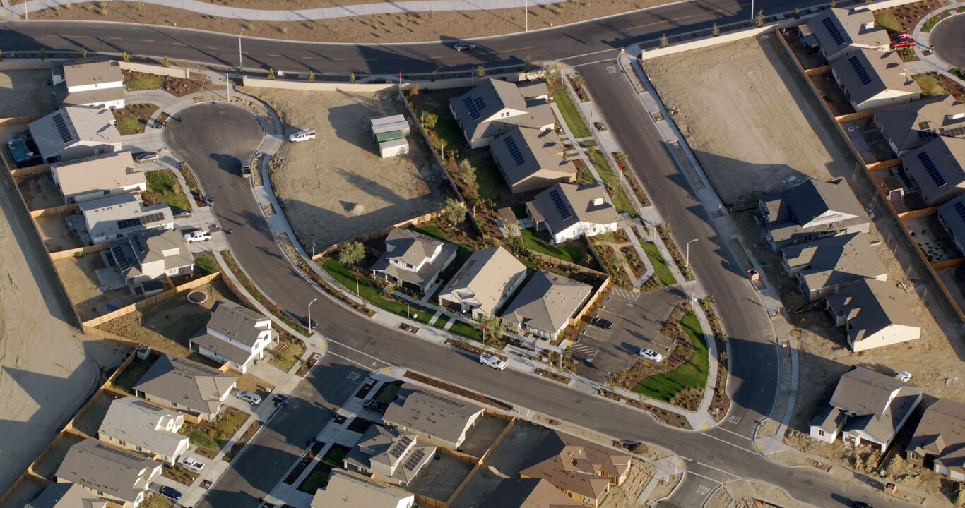 Poppy Springs Ln in Hanford, CA - Building Photo