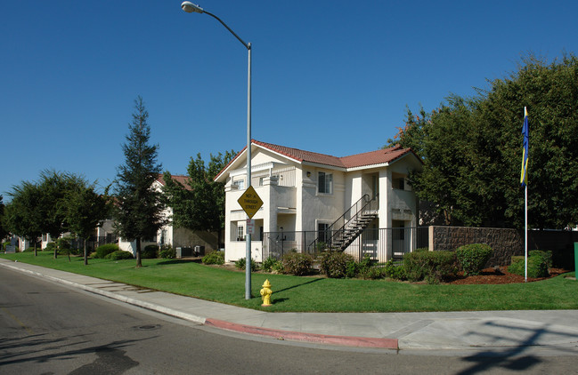 Salandini Villa Apartments in Parlier, CA - Building Photo - Building Photo