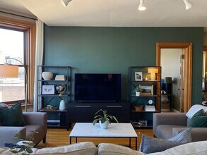 550 W Surf St in Chicago, IL - Building Photo - Building Photo