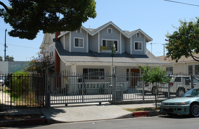 2916 Francis Ave in Los Angeles, CA - Building Photo - Building Photo