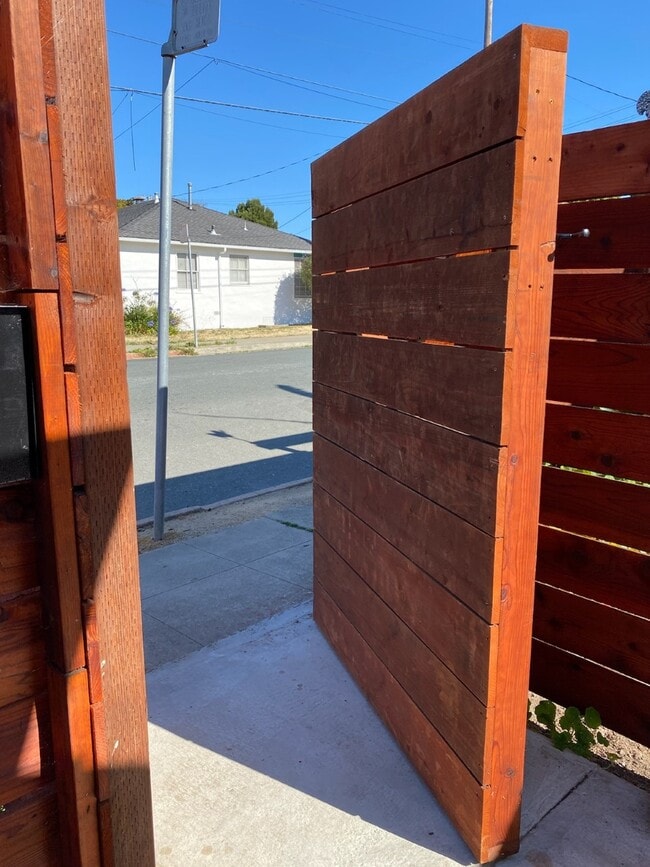 4000 Clinton Ave in Richmond, CA - Building Photo - Building Photo
