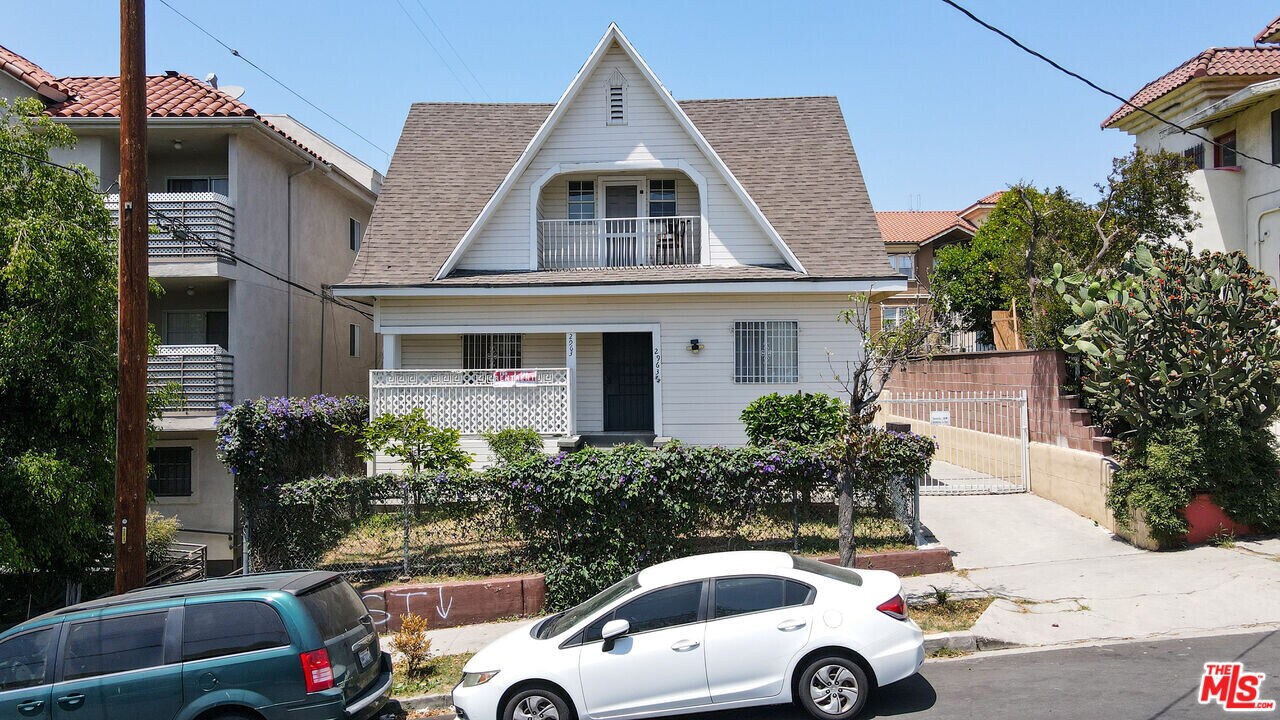 2963 San Marino St in Los Angeles, CA - Building Photo