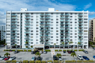 Stratford House Condominiums in North Miami Beach, FL - Building Photo - Building Photo