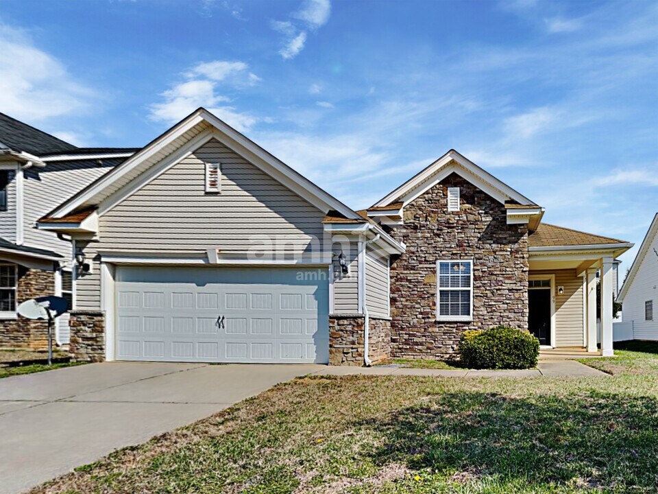 99 Averasboro Dr in Clayton, NC - Foto de edificio