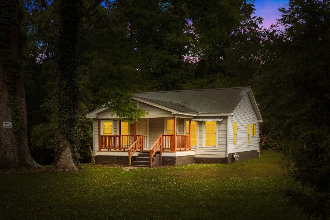 1252 Dogwood Rd in Adamsville, AL - Building Photo