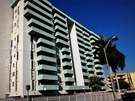 1825 W 44th Pl in Hialeah, FL - Building Photo