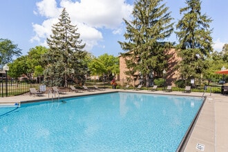 fifty9 Grove in Naperville, IL - Foto de edificio - Building Photo