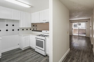 744 Rose Ave in Long Beach, CA - Building Photo - Interior Photo