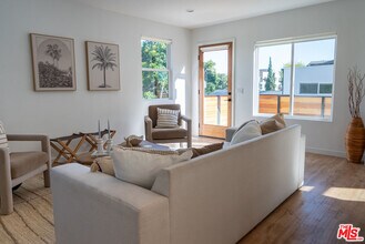 2218 1/2 Aaron St in Los Angeles, CA - Building Photo - Building Photo