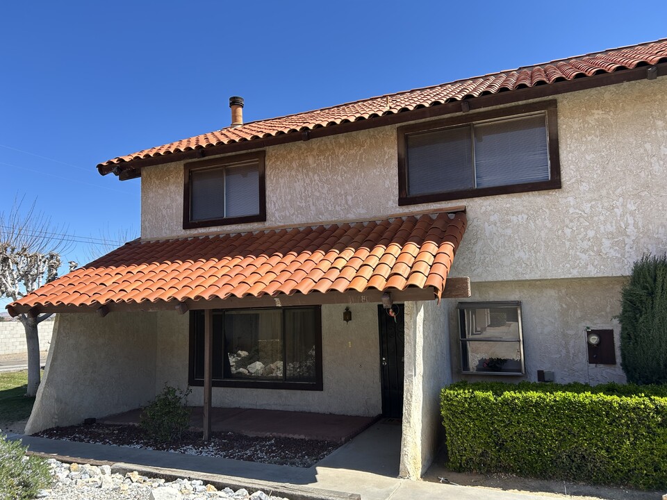 16780 Green Tree Blvd in Victorville, CA - Building Photo