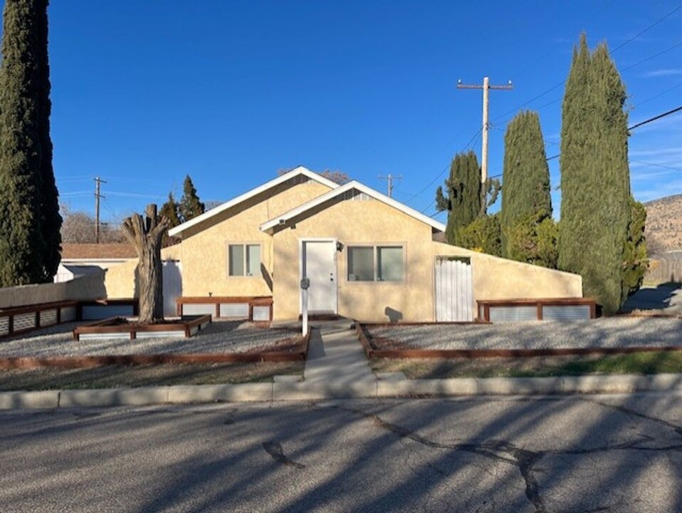 201 W I St in Tehachapi, CA - Building Photo