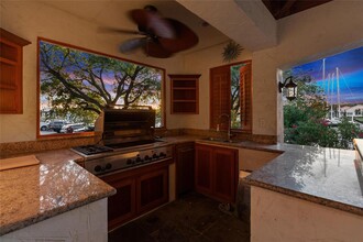 18 Mariners Ln in Kemah, TX - Foto de edificio - Building Photo