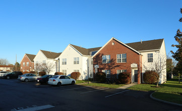 Crosswinds Village Apartments in Columbus, OH - Foto de edificio - Building Photo