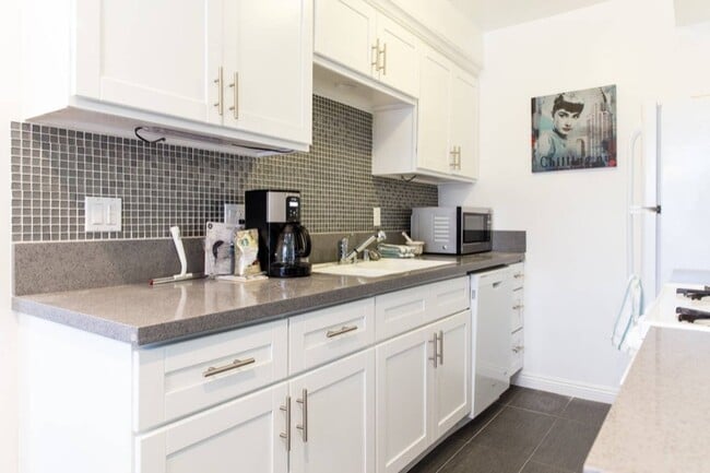 5943 Carlton Way in Los Angeles, CA - Building Photo - Building Photo