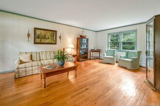 5 Bronze Ct in Huntington, NY - Building Photo - Building Photo