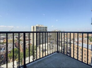 2740 N Pine Grove Ave, Unit 17F in Chicago, IL - Building Photo - Building Photo