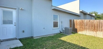 1002 N Glasscock Rd, Unit 3 in Mission, TX - Foto de edificio - Building Photo