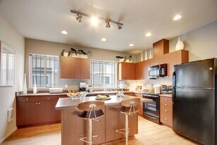 Brookstone at Edgewater Townhomes in Puyallup, WA - Building Photo