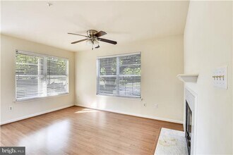 925 Hillside Lake Terrace in Gaithersburg, MD - Building Photo - Building Photo