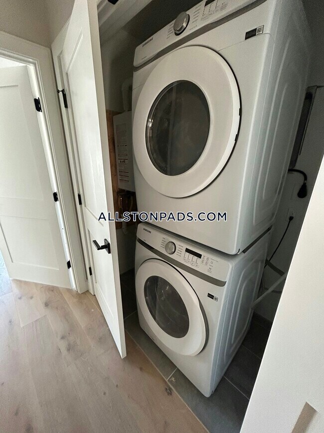 157 Everett St, Unit 204 in Boston, MA - Building Photo - Building Photo